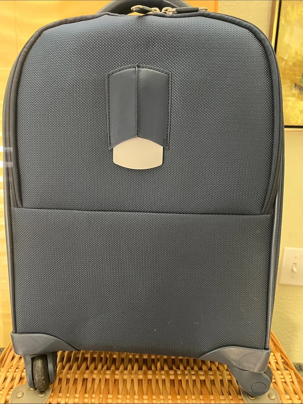Samsonite 1910 Dark Blue Upright Spinner Carry-On Pre-owned. Very good condition